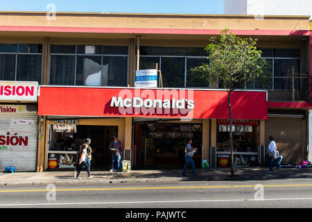 San Jose, Costa Rica. Il 18 febbraio 2018. Una vetrina McDonalds nel centro cittadino di San Jose Foto Stock