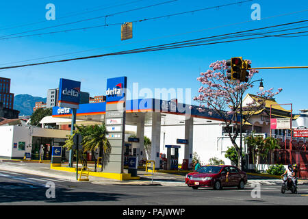 San Jose, Costa Rica. Il 18 febbraio 2018. La strada principale inizia a riempire la mattina a San Jose, Costa Rica Foto Stock