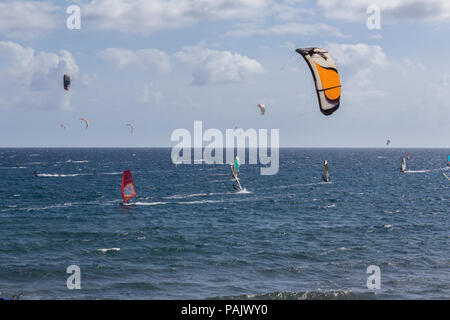 Il surfer beach - molti wind surf e kite surf su ocean Foto Stock