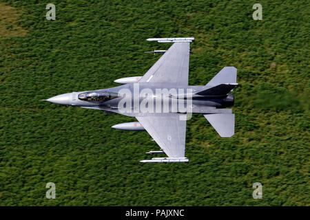 General Dynamics F-16C Fighting Falcon, 480th FS, 52nd FW, USAF in base a Spangdahlem in Germania, conducendo a basso livello di formazione di volo nel basso livello fli Foto Stock