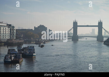 Guardando ad est del London Bridge, mostrando il Tower Bridge Foto Stock