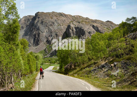 Ciclista femminile ciclismo su Leka Isola, Norvegia Foto Stock