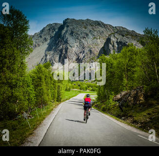 Ciclista femminile ciclismo su Leka Isola, Norvegia Foto Stock