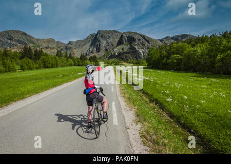 Ciclista femminile ciclismo su Leka Isola, Norvegia Foto Stock