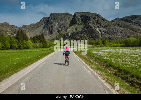 Ciclista femminile ciclismo su Leka Isola, Norvegia Foto Stock