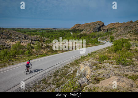 Ciclista femminile ciclismo su Leka Isola, Norvegia Foto Stock