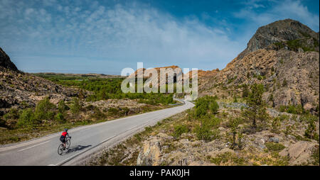 Ciclista femminile ciclismo su Leka Isola, Norvegia Foto Stock