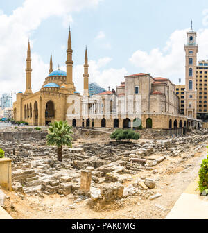 Le rovine Romane di fronte Mohammad Al-Amin moschea e Saint Georges Cattedrale maronita nel centro cittadino di Beirut Central District, Libano Foto Stock