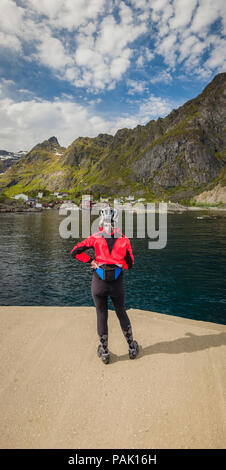 Femmina nel paesaggio a Å, Moskenes, Norvegia Foto Stock