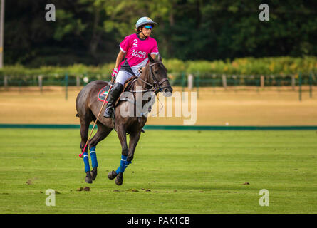 Mia Cambiaso (2), il vecchio anno 16 figlia di polo leggenda Adolfo Cambiaso in azione per gli Emirati Arabi Uniti onorevoli Polo Team contro Maiz Dulce nel British Lad Foto Stock