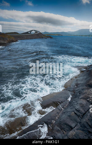 Ponte Storseisundet sull'Atlantico strada costiera, Norvegia. Foto Stock