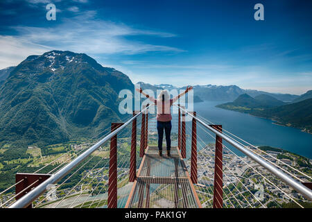 Passerella Romsdalstrappa affacciato Andalsnes, Norvegia. Foto Stock