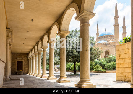 Vista di Mohammad moschea Al-Amin dai giardini di Saint Georges Cattedrale Ortodossa nel centro cittadino di Beirut Central District, Libano Foto Stock