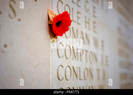 I papaveri sul muro del ricordo presso l'Australian National Memorial presso Villers-Bretonneux cimitero militare nei pressi di somme nel nord della Francia. Il Foto Stock