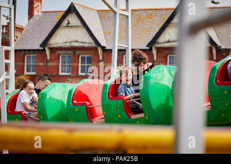 Rhyl seaside resort costiero città Denbighshire, il Galles del nord. Storicamente Flintshire, Nessi piccolo rollercoaster ride sul lungomare Foto Stock