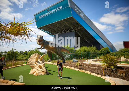 Pete stili, regista di American Golf, Dino cade Adventure Golf vicino al Trafford Centre a Manchester Foto Stock