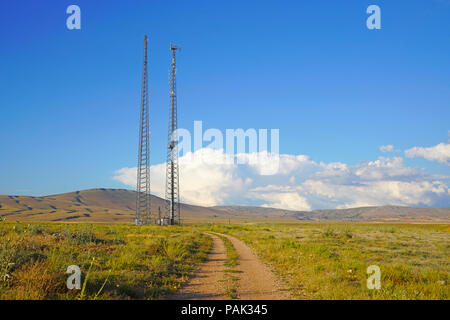 2 stazioni base di telefonia mobile nel paese in Turchia. Concorso per gli utenti di telefonia mobile. Foto Stock