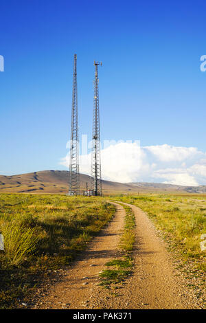 2 stazioni base di telefonia mobile nel paese in Turchia. Concorso per gli utenti di telefonia mobile. Foto Stock