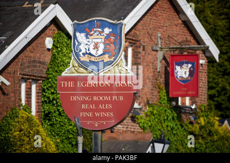 Chelford villaggio e parrocchia civile nel Cheshire, Inghilterra, l'Egerton Arms family-run, risalente al XVI secolo pub di campagna Foto Stock