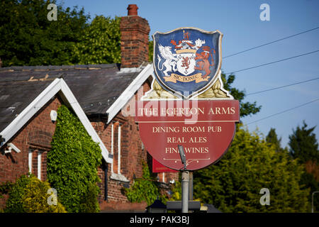 Chelford villaggio e parrocchia civile nel Cheshire, Inghilterra, l'Egerton Arms family-run, risalente al XVI secolo pub di campagna Foto Stock