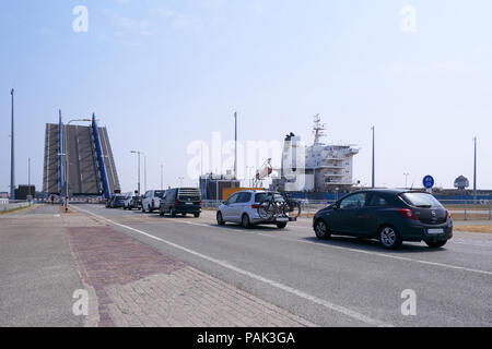 Varie vetture sono in attesa di un ponte aperto presso il complesso di blocco nel Zeeland città portuale di Terneuzen Foto Stock