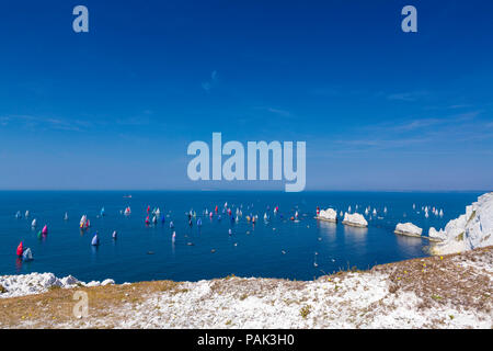 Una vista generale di yachts a competere in 87th rotonda annuale isola la gara come passano gli aghi rocce e faro. La famosa in tutto il mondo ha visto eventi Foto Stock