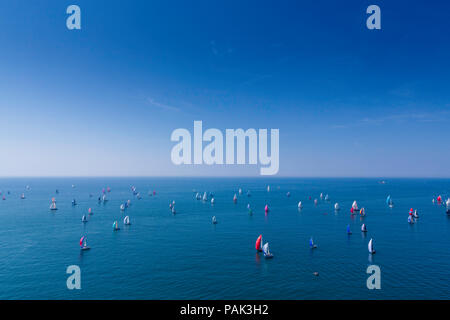 Una vista generale di yachts a competere in 87th rotonda annuale isola la gara come passano gli aghi rocce e faro. La famosa in tutto il mondo ha visto eventi Foto Stock