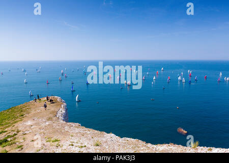 Una vista generale di yachts a competere in 87th rotonda annuale isola la gara come passano gli aghi rocce e faro. La famosa in tutto il mondo ha visto eventi Foto Stock