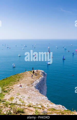 Una vista generale di yachts a competere in 87th rotonda annuale isola la gara come passano gli aghi rocce e faro. La famosa in tutto il mondo ha visto eventi Foto Stock