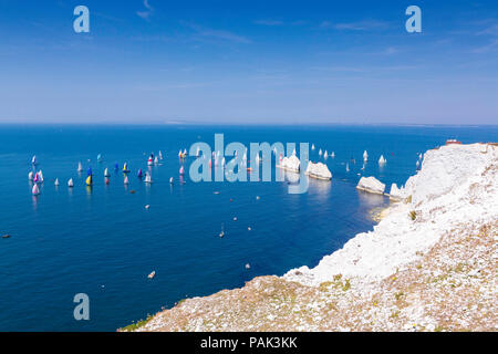 Una vista generale di yachts a competere in 87th rotonda annuale isola la gara come passano gli aghi rocce e faro. La famosa in tutto il mondo ha visto eventi Foto Stock