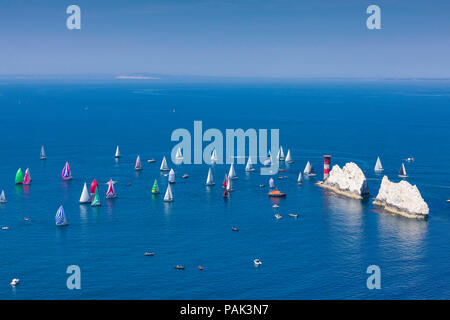 Una vista generale di yachts a competere in 87th rotonda annuale isola la gara come passano gli aghi rocce e faro. La famosa in tutto il mondo ha visto eventi Foto Stock