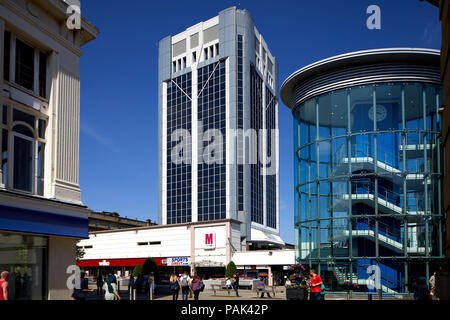 Blackbun town center area dello shopping in Lancashire, Blackburn con Darwen uffici del Consiglio e il Mall Blackburn Foto Stock