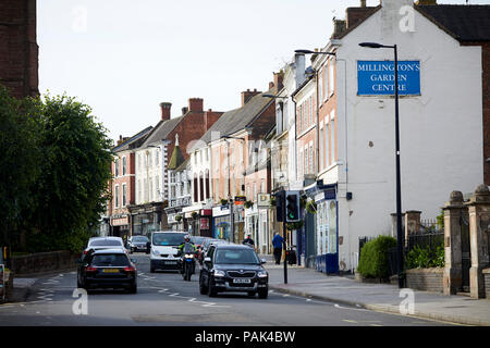 I NEGOZI DI HIGH STREET Newport città mercato, borough di Telford e Wrekin, Shropshire, Inghilterra Foto Stock