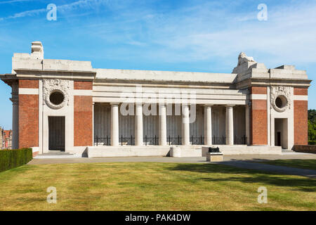 Aspetto laterale del Menin Gate War Memorial, Ypres con i nomi delle vittime della guerra che non sono mai stati trovati scritti sui muri, Belgio Foto Stock