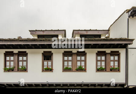 Tryavna, Bulgaria - 26 settembre 2017: Windows Form in un bellissimo palazzo antico Foto Stock