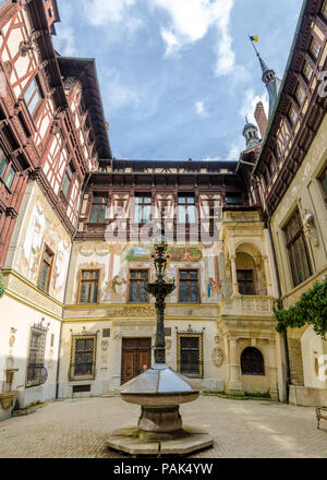 Sinaia, Romania - 27 Settembre 2017: ampio cortile interno vista dal Castello di Peles in Romania con splendidi dipinti murali, in pietra e legno deta Foto Stock