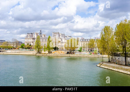 Paris City Hall (Hotel de Ville) con il Fiume Senna e una parte dell'Ille in primo piano su una soleggiata giornata di primavera in thisbeautiful francese e Europ Foto Stock