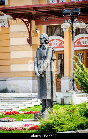 Statua di Mihai Eminescu, nazionale poeta rumeno famoso per il suo partito nazionalista e poesia patriottica. La statua è posta nella parte anteriore del Cluj-Napoca Nationa Foto Stock