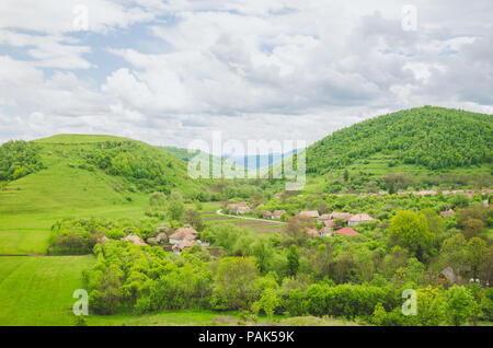 Paesaggio rurale villaggio in una splendida area naturale con alberi, campi e colline nella naturale area incontaminata della Transilvania in Romania Foto Stock