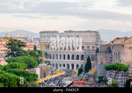 Roma, Italia - 1 Dicembre 2015: vista del Colosseo e alcuni altri edifici antichi essendo consolidato con un sacco di visitatori intorno in questo meraviglioso Foto Stock