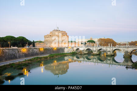 Roma, Italia - 1 Dicembre 2015: Castel Sant'Angelo, il fiume Tevere e l'AELIUS Pont (ponte) su un caldo tramonto con luci tutte intorno ed un cielo blu Foto Stock