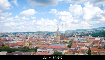 A Cluj Napoca, Romania - 18 August 2015: Cluj Napoca cityscape dal di sopra nella regione della Transilvania in Romania con lo storico medievale centro vecchio, t Foto Stock