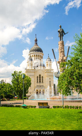 Cluj Napoca Cattedrale Ortodossa chiesa con la statua di eroe nazionale Avram Iancu e la fontana della piazza con lo stesso nome con fresco verde gras Foto Stock