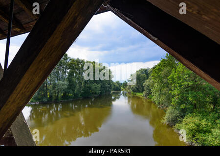 Neuhaus am Inn: strada in legno ponte sopra il fiume Rott in Germania, in Baviera, Baviera, Niederbayern, Bassa Baviera Foto Stock