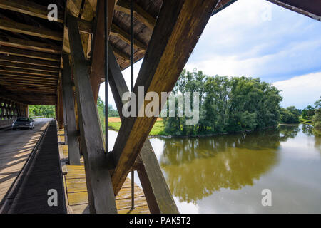 Neuhaus am Inn: strada in legno ponte sopra il fiume Rott in Germania, in Baviera, Baviera, Niederbayern, Bassa Baviera Foto Stock