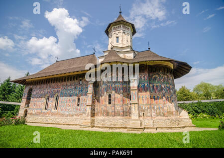 Humorului monastero con un bel vecchio e storico dipinto sulle pareti in un tradizionale maniera ortodossa nella regione della Moldavia Romania su un soleggiato summ Foto Stock