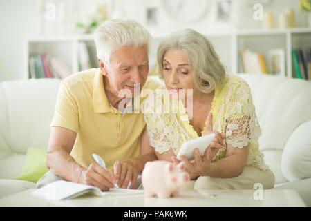 Vecchia donna con salvadanaio Foto Stock