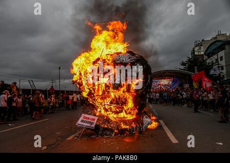 Filippine. 23 Luglio, 2018. Manifestanti masterizzare un'effigie del Presidente Rodrigo Duterte durante il suo terzo membro della Nazione indirizzo (SONA) vicino a Congresso filippino in Quezon City il lunedì. Luglio 23, 2018. I gruppi hanno protestato contro l'attuale amministrazione per le sue promesse non riuscita come termina la contrattualizzazione, alleviando la povertà e la loro cosiddetta guerra alla droga che ha ucciso migliaia di persone, soprattutto i poveri. Credito: Basilio Sepe/ZUMA filo/Alamy Live News Foto Stock