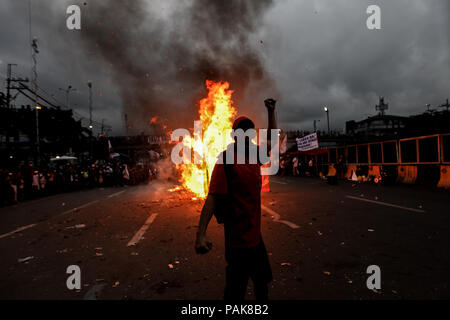 Quezon City, Filippine. 23 Luglio, 2018. Manifestanti masterizzare un'effigie del Presidente Rodrigo Duterte durante il suo terzo membro della Nazione indirizzo (SONA) vicino a Congresso filippino in Quezon City il lunedì. Luglio 23, 2018. I gruppi hanno protestato contro l'attuale amministrazione per presunta mancanza nelle sue promesse come termina la contrattualizzazione, alleviando la povertà e la loro cosiddetta guerra alla droga che ha ucciso migliaia di persone, soprattutto i poveri. Credito: Basilio Sepe/ZUMA filo/Alamy Live News Foto Stock