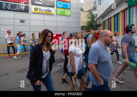 Mosca, Russia. Il 22 luglio 2018. Un gruppo di giovani in identiche multi-colore di cuffie Sony 'h.ear on" si sono riuniti per la parte vicino all'ingresso della stazione metro Savelovskaya. Dopo un paio di minuti il pubblico ha iniziato ad applaudire e con sorrisi sui loro volti rapidamente disciolto in mezzo alla folla di passeggeri. Remote Mosca è una performance-viaggio attraverso Mosca per un gruppo di 50 persone. Questo è un progetto teatrale di un nuovo formato in genere di 'promenade-Performance', combina gli elementi di una performance, una escursione, un gioco per computer e una ricerca. Credito: Andrey Yanevich/Alamy Live News Foto Stock